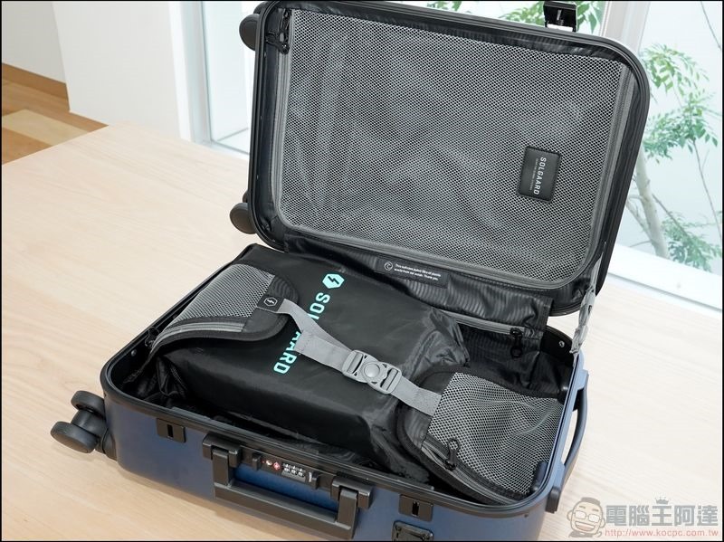 Carry-On Closet 2.0 登機箱 - 15 Carry-On Closet 2.0 登機箱 - 15