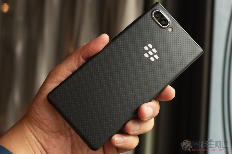 BlackBerry KEY2 LE 是黑莓重回台灣首發之作，實體鍵盤控快回來吧！（動手玩） - 電腦王阿達