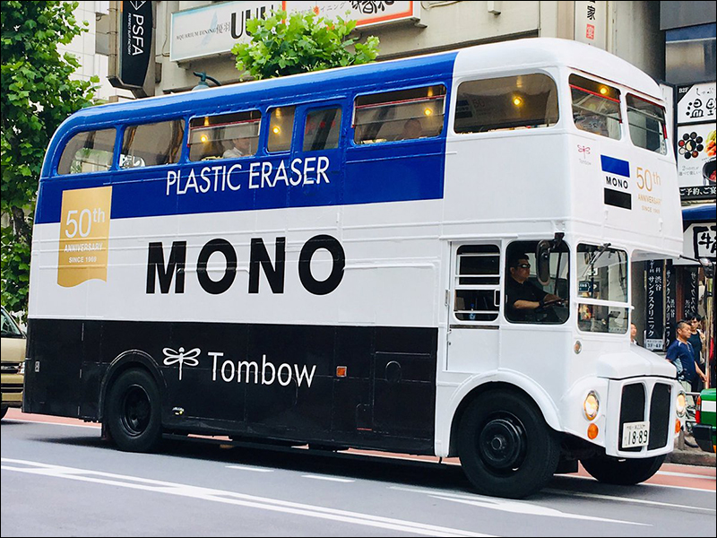 日本蜻蜓牌 MONO 橡皮擦 50 週年，期間限定塗裝巴士現身日本東京供免費搭乘 - 電腦王阿達