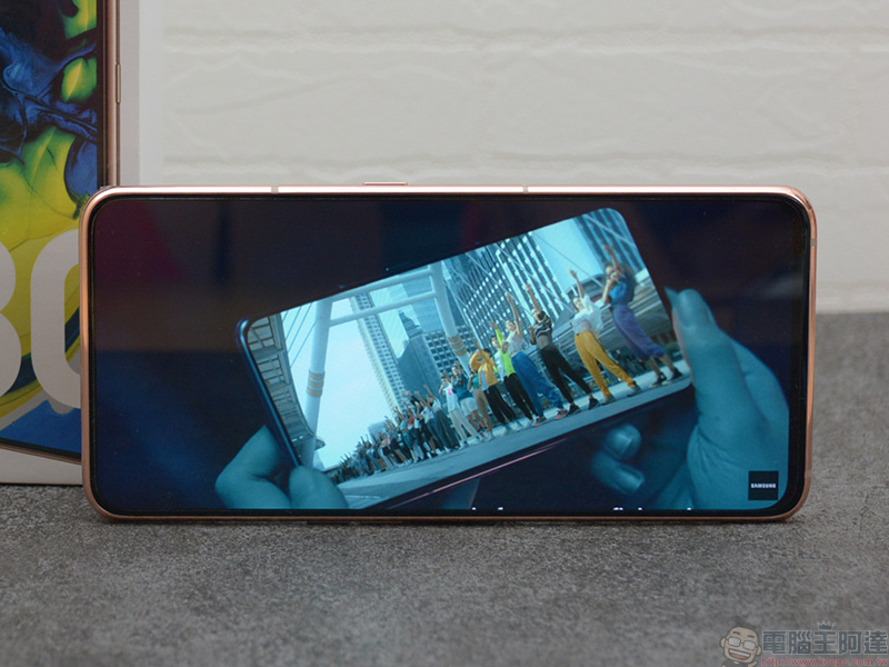 輕旗艦 Samsung Galaxy A80 開箱 、實拍、實測，前後翻轉三鏡頭怎麼拍都出色 - 電腦王阿達