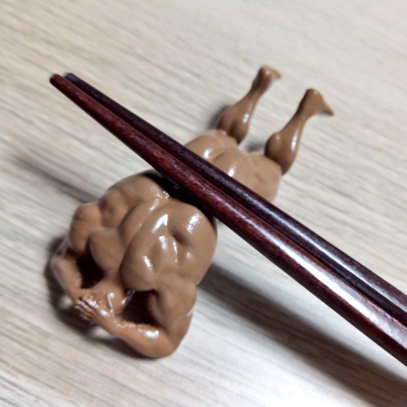 日本繪師製作「 男子筋肉筷架 」遐想姿勢蔚為討論話題 - 電腦王阿達 日本繪師製作「 男子筋肉筷架 」遐想姿勢蔚為討論話題 - 電腦王阿達
