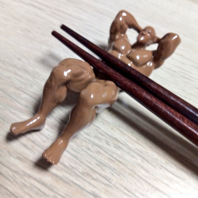 日本繪師製作「 男子筋肉筷架 」遐想姿勢蔚為討論話題 - 電腦王阿達