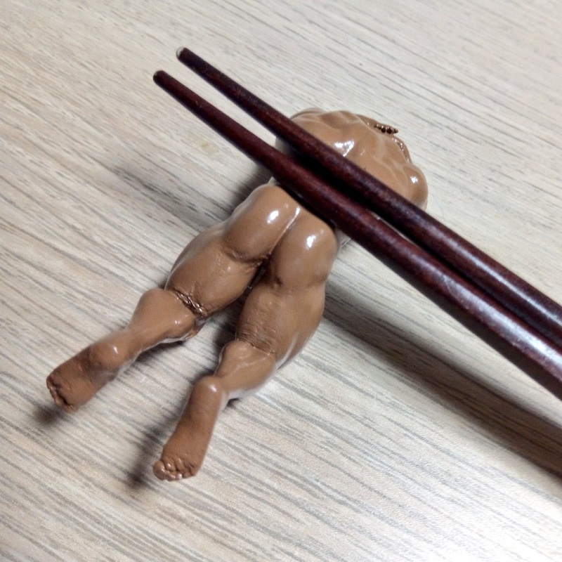 日本繪師製作「 男子筋肉筷架 」遐想姿勢蔚為討論話題 - 電腦王阿達