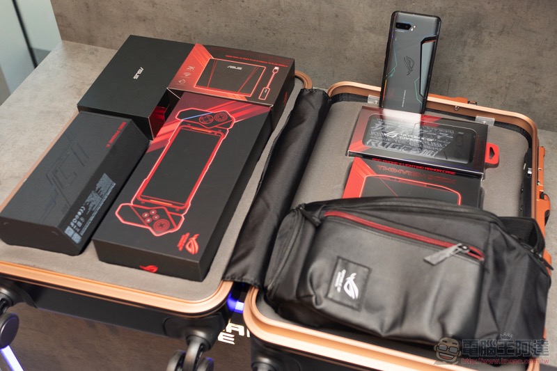 ASUS ROG Phone II 發表動手玩:更「Switch」的電競手機 - 電腦王阿達 ASUS ROG Phone II 發表動手玩:更「Switch」的電競手機 - 電腦王阿達