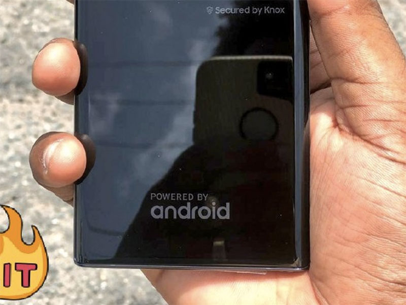 Samsung Galaxy Note 10+ 實機照洩漏，倒影中疑似新 iPhone 現身 - 電腦王阿達