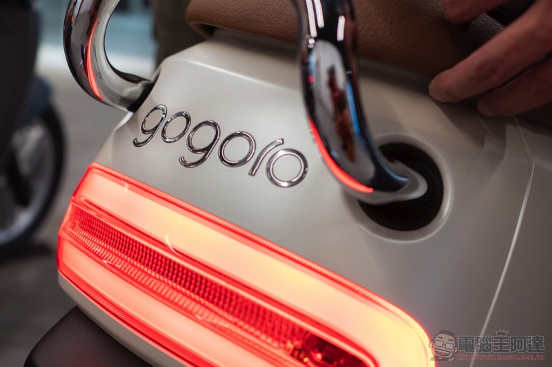 Gogoro S1 與 2 系列 2020 年款 即日開賣:速度更快、標配前置收納空間與 NFC 鑰匙卡 (動手玩) - 電腦王阿達 Gogoro S1 與 2 系列 2020 年款 即日開賣:速度更快、標配前置收納空間與 NFC 鑰匙卡 (動手玩) - 電腦王阿達