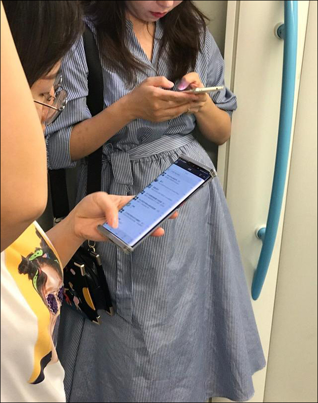 疑似 Huawei Mate 30 Pro 真機曝光 !又一款旗艦機於發表前在地鐵車廂被捕獲 - 電腦王阿達 疑似 Huawei Mate 30 Pro 真機曝光 !又一款旗艦機於發表前在地鐵車廂被捕獲 - 電腦王阿達