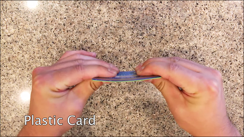 Apple Card 隱藏新用途 ?國外 YouTuber 實測竟可抵擋子彈穿越! - 電腦王阿達 Apple Card 隱藏新用途 ?國外 YouTuber 實測竟可抵擋子彈穿越! - 電腦王阿達