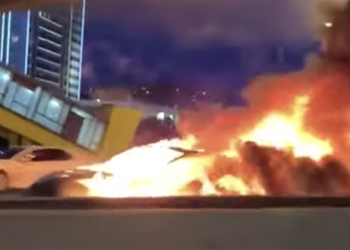 Tesla Model 3 以 100KPH 撞車後連續爆炸被拍到 ，車上成員全脫困