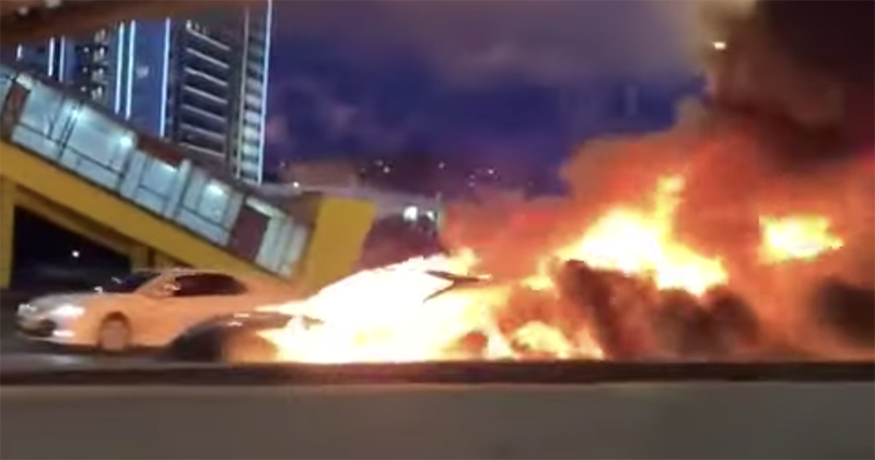 Tesla Model 3 以 100KPH 撞車後連續爆炸被拍到 Tesla Model 3 以 100KPH 撞車後連續爆炸被拍到