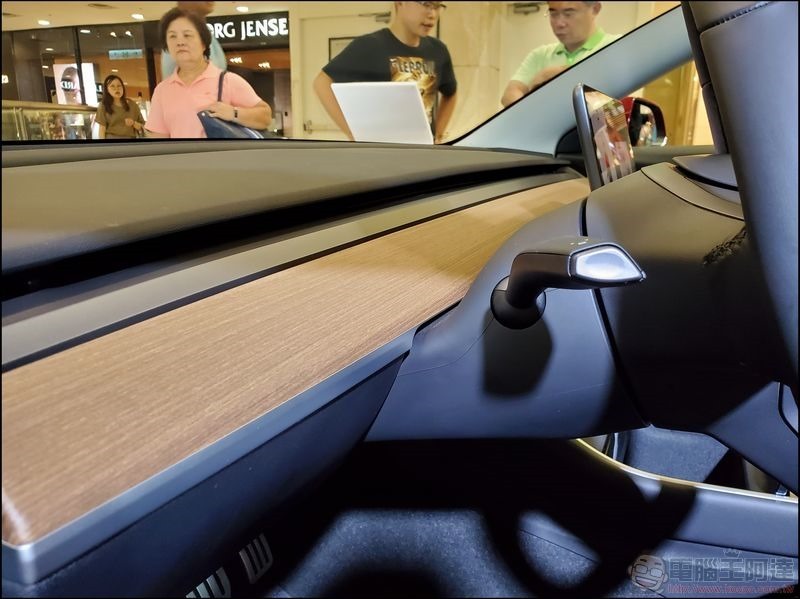 TESLA Model 3 -16 TESLA Model 3 -16
