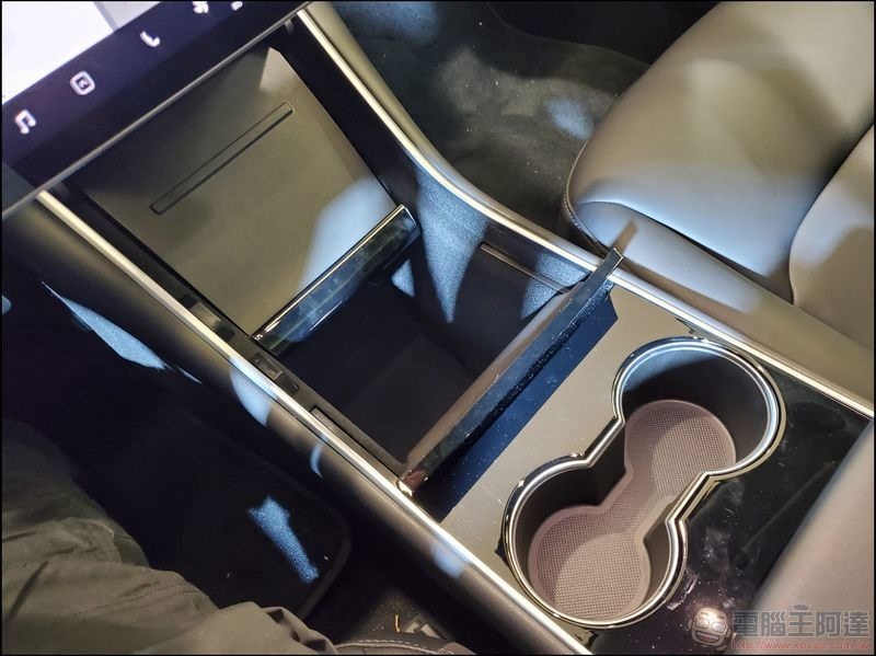 TESLA Model 3 -21 TESLA Model 3 -21