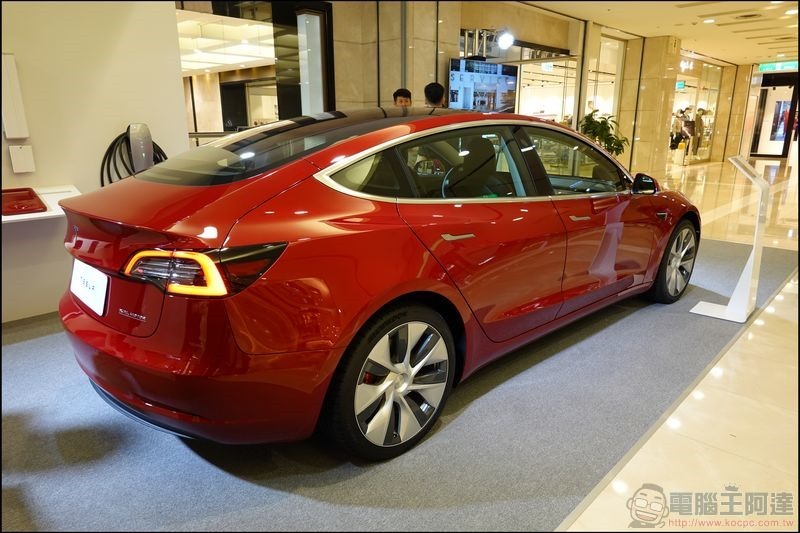 TESLA Model 3 -37 TESLA Model 3 -37