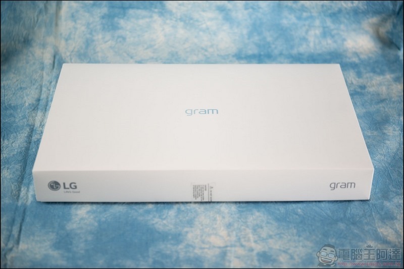 LG gram 17Z990 開箱 - 01