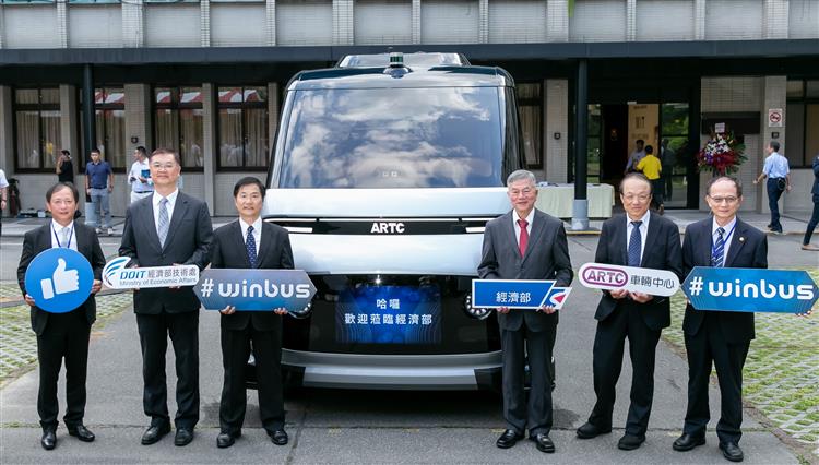 MIT自駕電動小型巴士「 WinBus 」正式公開 將於彰濱工業區先行運駛 - 電腦王阿達 MIT自駕電動小型巴士「 WinBus 」正式公開 將於彰濱工業區先行運駛 - 電腦王阿達
