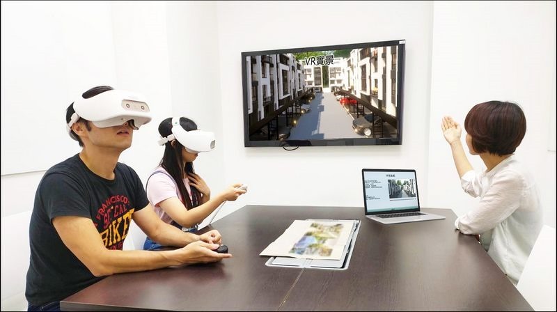透過中控系統,即可同時帶領6名消費者,透過VIVE Focus 裝置沉浸於擬真空間中 透過中控系統,即可同時帶領6名消費者,透過VIVE Focus 裝置沉浸於擬真空間中