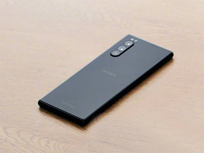 疑似 Sony Xperia 系列新機實照流出 ， 方正外型與 21：9 的延續 - 電腦王阿達