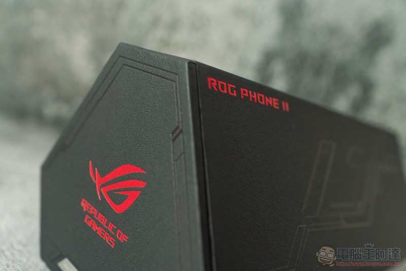 電競手機的完全體 ROG Phone II 大全套 開箱 動手玩（評價 評測 跑分） - 電腦王阿達