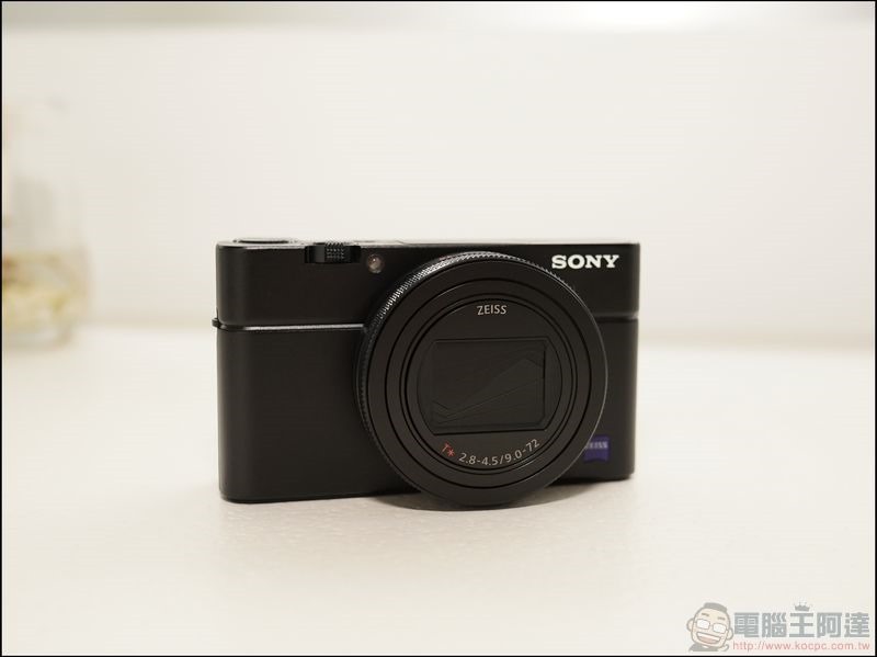 終極 Vlog 機 SONY ZV-1 洩漏 :大光圈變焦 1 吋感光元件、翻轉螢幕、3.5mm 外接都給你了 - 電腦王阿達 終極 Vlog 機 SONY ZV-1 洩漏 :大光圈變焦 1 吋感光元件、翻轉螢幕、3.5mm 外接都給你了 - 電腦王阿達