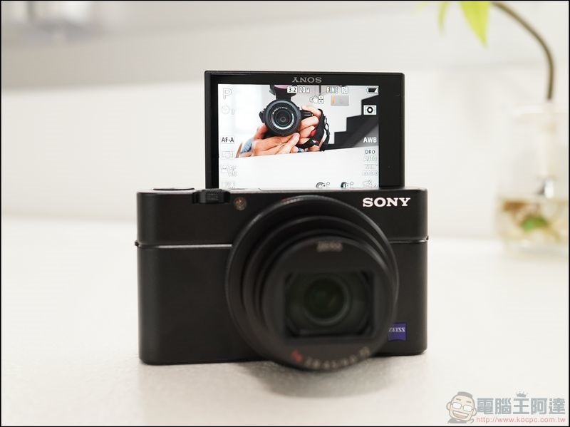 終極 Vlog 機 SONY ZV-1 洩漏 ：大光圈變焦 1 吋感光元件、翻轉螢幕、3.5mm 外接都給你了 - 電腦王阿達