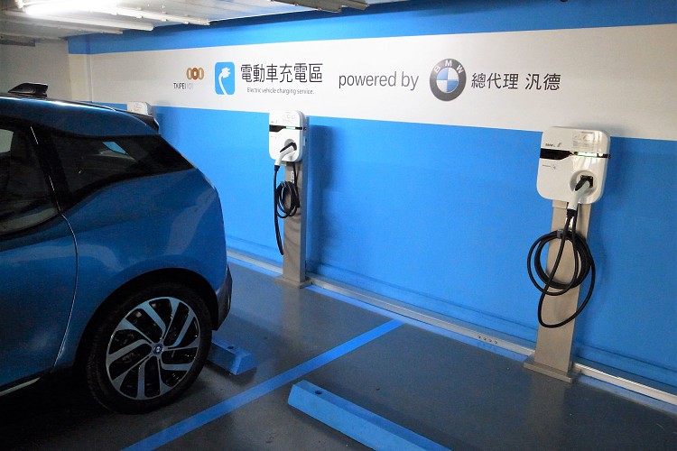 電動車如何使用一般公營停車場充電樁(TESLA可用) - 電腦王阿達 電動車如何使用一般公營停車場充電樁(TESLA可用) - 電腦王阿達