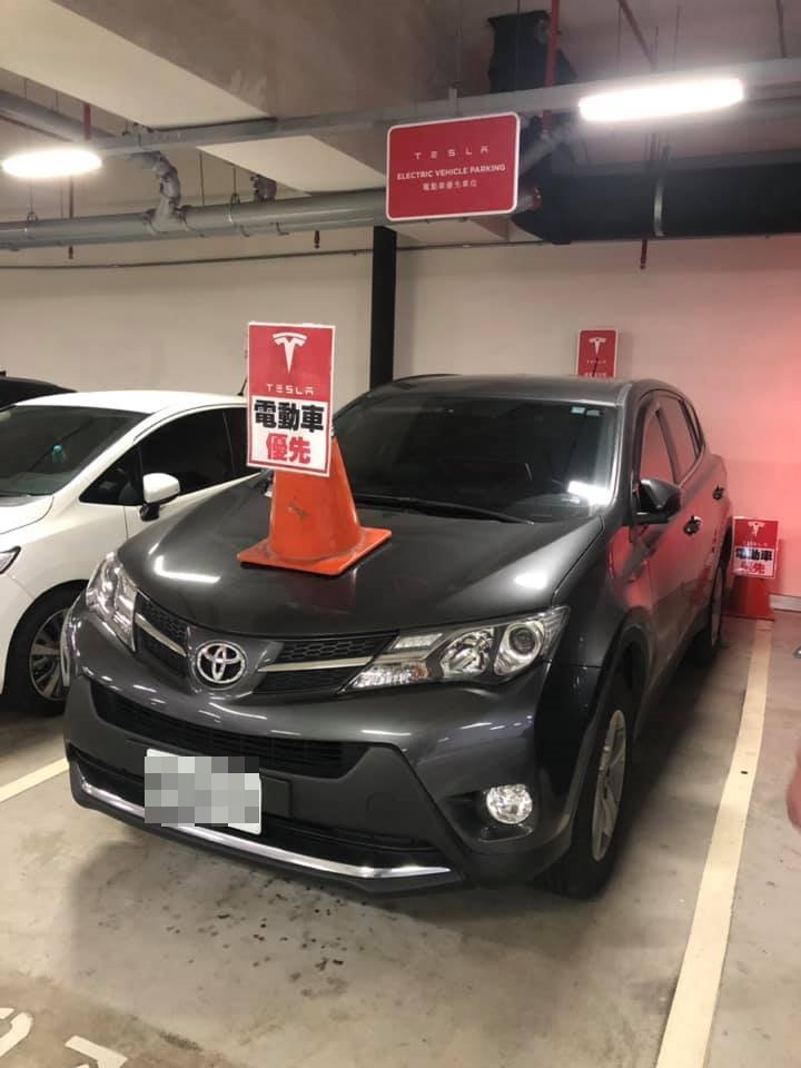 電動車如何使用一般公營停車場充電樁(TESLA可用) - 電腦王阿達 電動車如何使用一般公營停車場充電樁(TESLA可用) - 電腦王阿達