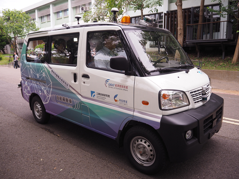 全台第一張 自動駕駛車試車牌 亮相 預計10月於新竹漁港上路 - 電腦王阿達