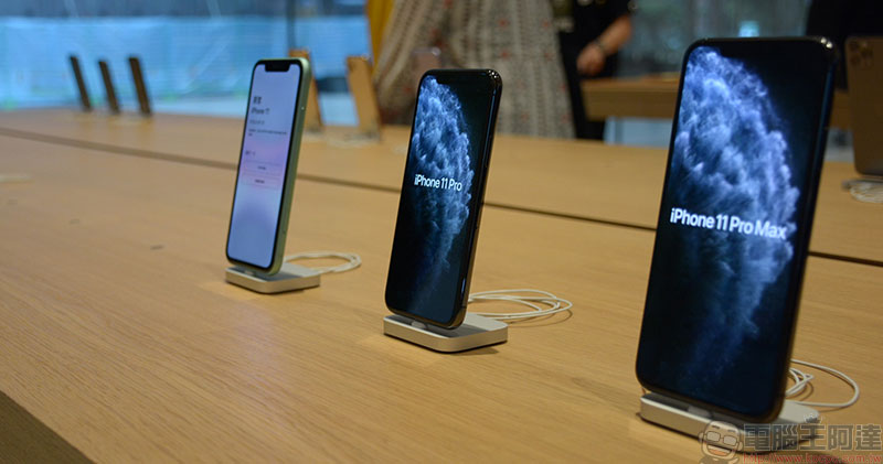 iPhone 11 系列開賣領貨首日，民眾冒雨排隊大搶利多 - 電腦王阿達