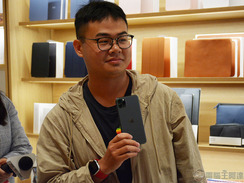 iPhone 11 系列開賣領貨首日,民眾冒雨排隊大搶利多 - 電腦王阿達 iPhone 11 系列開賣領貨首日,民眾冒雨排隊大搶利多 - 電腦王阿達