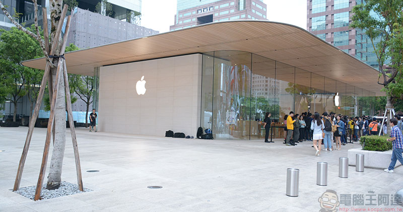 iPhone 11 系列開賣領貨首日,民眾冒雨排隊大搶利多 - 電腦王阿達 iPhone 11 系列開賣領貨首日,民眾冒雨排隊大搶利多 - 電腦王阿達