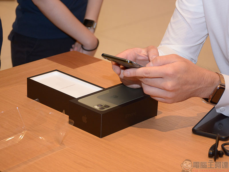iPhone 11 系列開賣領貨首日,民眾冒雨排隊大搶利多 - 電腦王阿達 iPhone 11 系列開賣領貨首日,民眾冒雨排隊大搶利多 - 電腦王阿達