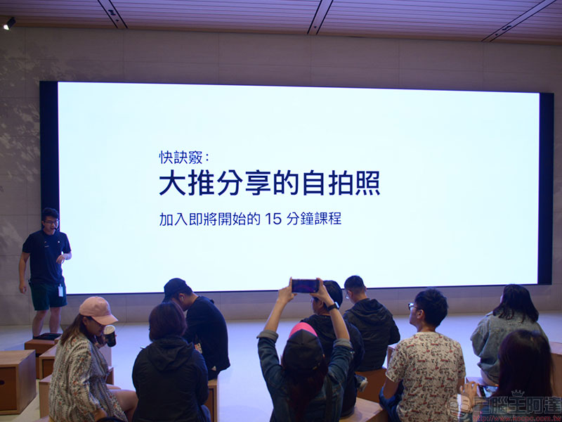 iPhone 11 系列開賣領貨首日,民眾冒雨排隊大搶利多 - 電腦王阿達 iPhone 11 系列開賣領貨首日,民眾冒雨排隊大搶利多 - 電腦王阿達