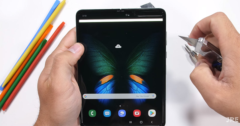 Samsung Galaxy Fold 改良款虐機測試出爐,螢幕耐用度與防塵力仍是硬傷 - 電腦王阿達 Samsung Galaxy Fold 改良款虐機測試出爐,螢幕耐用度與防塵力仍是硬傷 - 電腦王阿達