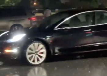 狂風暴雨沒法跑去開車？美國車主使用 TESLA V10 進階召喚把車叫過來 - 電腦王阿達