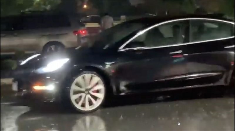 2019-09-29 19_55_01-Tesla Model 3 unparks itself and drives to save family from torrential rainstorm