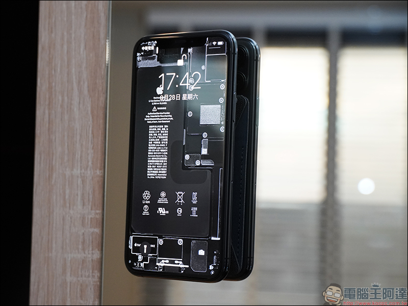 MOFT X 手機、平板用隱形支架 開箱、評測、動手玩：超薄攜帶式設計，多角度輕鬆切換手機閱覽 - 電腦王阿達