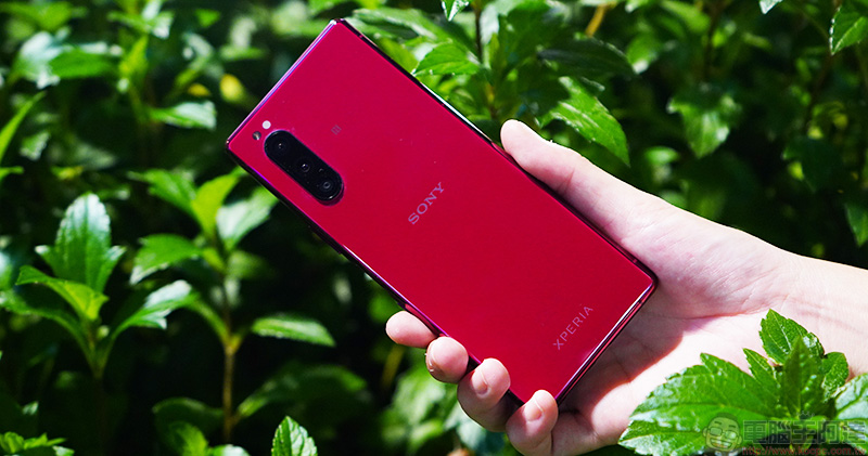 Sony Xperia 5 Plus 渲染圖曝光:配備 6.6 吋 21:9 比例 OLED 螢幕、三鏡頭主相機搭配 ToF 鏡頭與經典的方正機身設計 - 電腦王阿達 Sony Xperia 5 Plus 渲染圖曝光:配備 6.6 吋 21:9 比例 OLED 螢幕、三鏡頭主相機搭配 ToF 鏡頭與經典的方正機身設計 - 電腦王阿達
