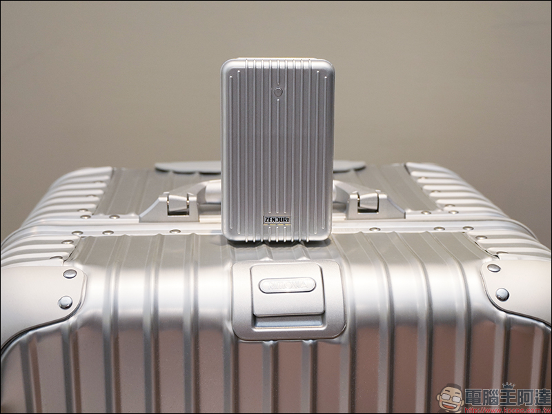 Zendure SuperTank 地表最強行動電源 開箱動手玩:27,000mAh 、USB-C PD(100W+60W)雙輸出、可充筆電、可帶上飛機(同場加映:Zendure 多款強悍充電配件) - 電腦王阿達 Zendure SuperTank 地表最強行動電源 開箱動手玩:27,000mAh 、USB-C PD(100W+60W)雙輸出、可充筆電、可帶上飛機(同場加映:Zendure 多款強悍充電配件) - 電腦王阿達