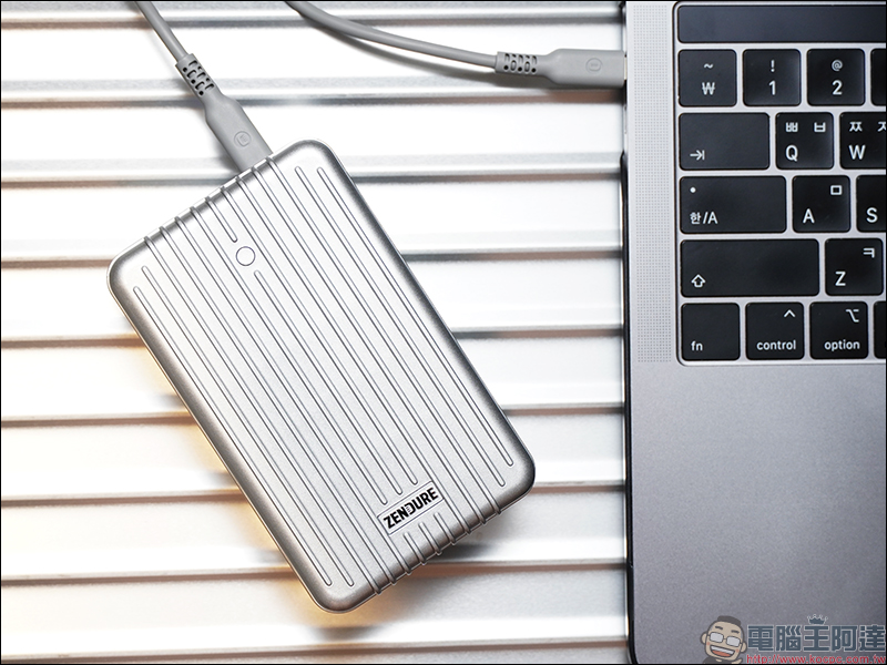 Zendure SuperTank 地表最強行動電源 開箱動手玩:27,000mAh 、USB-C PD(100W+60W)雙輸出、可充筆電、可帶上飛機(同場加映:Zendure 多款強悍充電配件) - 電腦王阿達 Zendure SuperTank 地表最強行動電源 開箱動手玩:27,000mAh 、USB-C PD(100W+60W)雙輸出、可充筆電、可帶上飛機(同場加映:Zendure 多款強悍充電配件) - 電腦王阿達