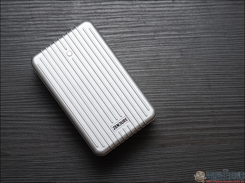 Zendure SuperTank 地表最強行動電源 開箱動手玩:27,000mAh 、USB-C PD(100W+60W)雙輸出、可充筆電、可帶上飛機(同場加映:Zendure 多款強悍充電配件) - 電腦王阿達 Zendure SuperTank 地表最強行動電源 開箱動手玩:27,000mAh 、USB-C PD(100W+60W)雙輸出、可充筆電、可帶上飛機(同場加映:Zendure 多款強悍充電配件) - 電腦王阿達
