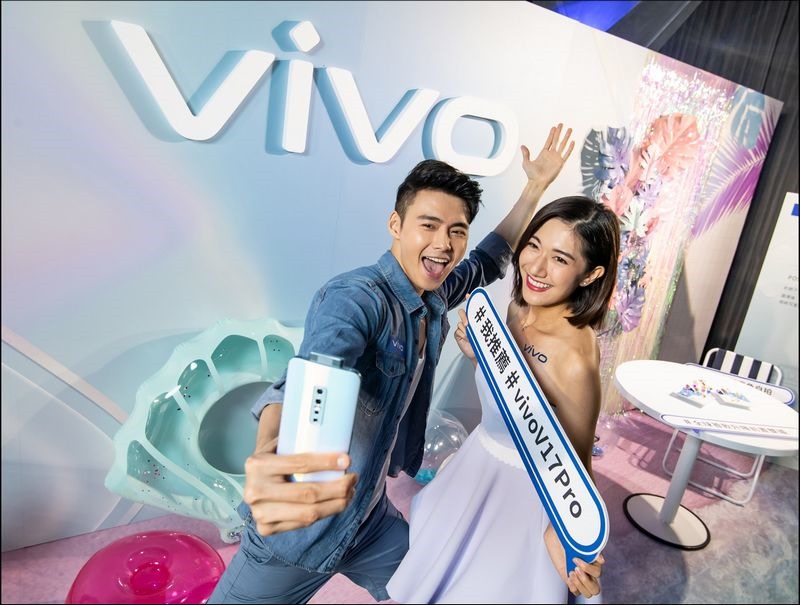【新聞照片1】vivo V17 Pro針對以社群生活為重、熱愛拍照的年輕族群設計。 【新聞照片1】vivo V17 Pro針對以社群生活為重、熱愛拍照的年輕族群設計。