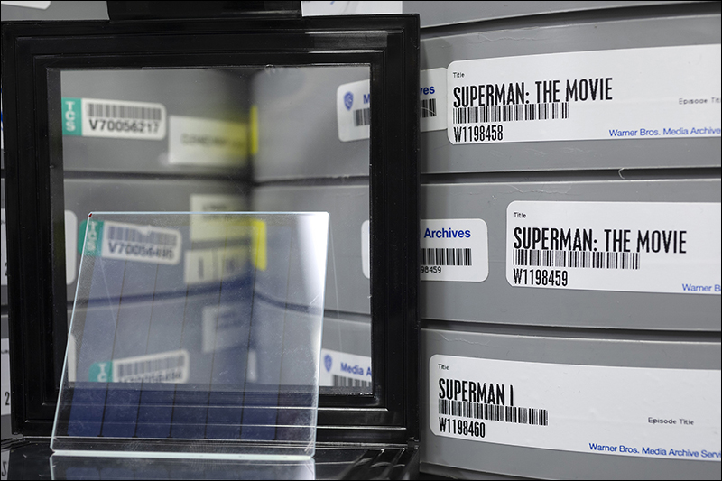 [ 微軟 Ignite 2019 大會 ] 展示 Project Silica 計畫，以玻璃儲存技術成功將整部《超人》電影儲存在石英玻璃上 - 電腦王阿達