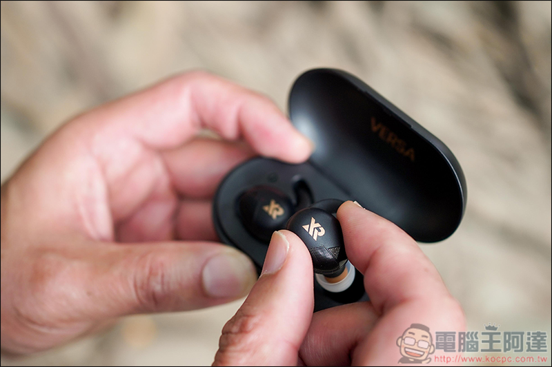 VERSA 真無線藍牙耳機 開箱、體驗 同場加映 XROUND 無線快充充電板 - 電腦王阿達 VERSA 真無線藍牙耳機 開箱