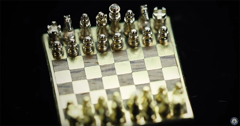 來看看破金氏世界紀錄的「 世界最小西洋棋組 」有多迷你 - 電腦王阿達