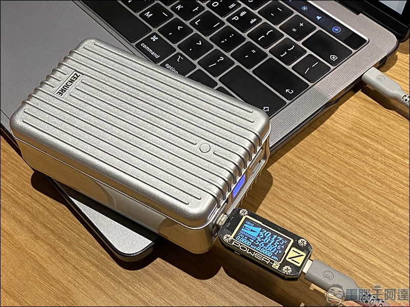 Zendure SuperTank 地表最強行動電源 開箱動手玩：27,000mAh 、USB-C PD(100W+60W)雙輸出、可充筆電、可帶上飛機（同場加映：Zendure 多款強悍充電配件） - 電腦王阿達