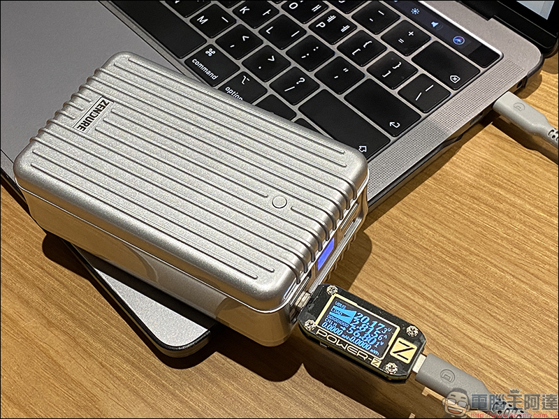 Zendure SuperTank 地表最強行動電源 開箱動手玩:27,000mAh 、USB-C PD(100W+60W)雙輸出、可充筆電、可帶上飛機(同場加映:Zendure 多款強悍充電配件) - 電腦王阿達 Zendure SuperTank 地表最強行動電源 開箱動手玩:27,000mAh 、USB-C PD(100W+60W)雙輸出、可充筆電、可帶上飛機(同場加映:Zendure 多款強悍充電配件) - 電腦王阿達