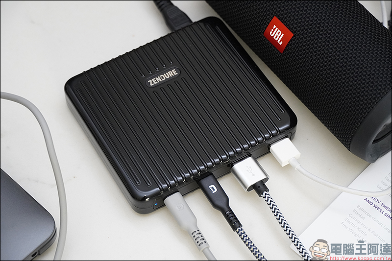 Zendure SuperTank 地表最強行動電源 開箱動手玩:27,000mAh 、USB-C PD(100W+60W)雙輸出、可充筆電、可帶上飛機(同場加映:Zendure 多款強悍充電配件) - 電腦王阿達 Zendure SuperTank 地表最強行動電源 開箱動手玩:27,000mAh 、USB-C PD(100W+60W)雙輸出、可充筆電、可帶上飛機(同場加映:Zendure 多款強悍充電配件) - 電腦王阿達