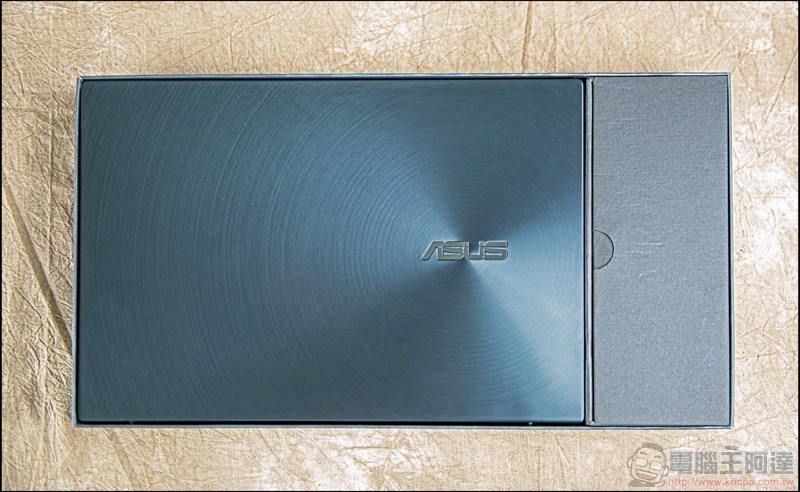 ASUS ZenBook Duo UX481 開箱 - 04 ASUS ZenBook Duo UX481 開箱 - 04
