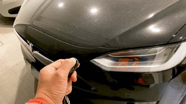 ezgif.com-video-to-gif TESLA Model X 改裝自動升降行李廂蓋 - 01