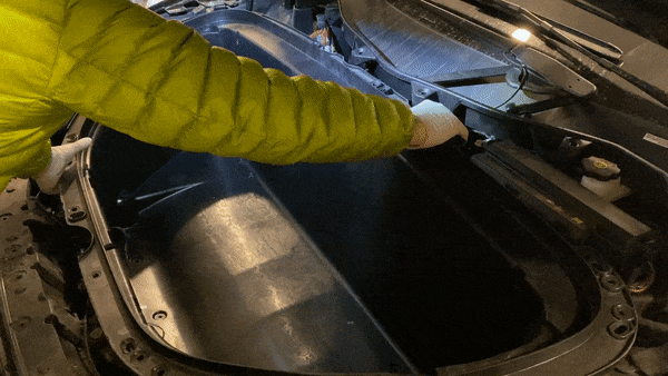 ezgif.com-optimize TESLA Model X 改裝自動升降行李廂蓋